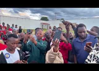  Upendo Wa Mashabiki Wa Azam FC Kwa Florent Ibenge