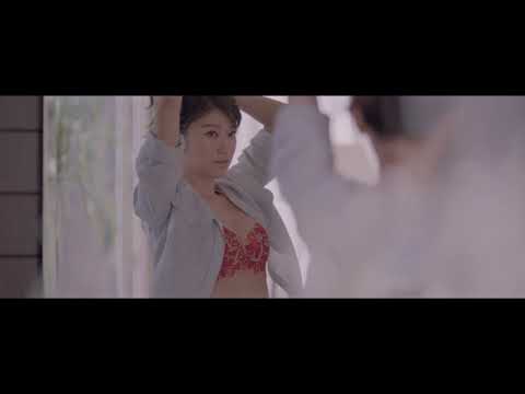 美しさにため息 篠原涼子 43 トリンプの新CMで 極上の谷間 を披露