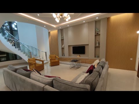 تصميم بيت منفرد و عصري مساحة ٣٤٠ متر مربع في كربلاء من اعمال مكتب ياسر الهندسي Living Rooms Ideas