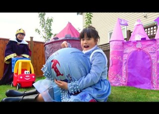 おなかが痛い 魔女の魔法のお菓子を食べたら 救急車で運ばれちゃった