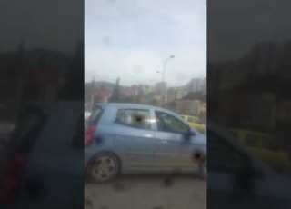 Un SDF Malade Montale Gère La Circulatoin A La Place Des Agents De L Ordre Au Rond Point Pont Blanc