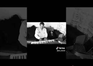 Keybodist Mwalimu Pianist