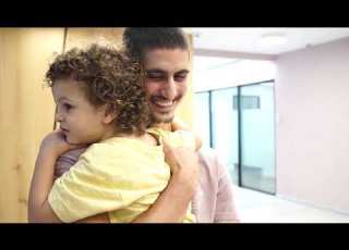 איך זה לפגוש את מי שהציל את חייך צפוי ברוי הקטן נפגש עם נועם