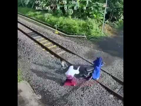 حادث قطار يدهس دراجه ناريه