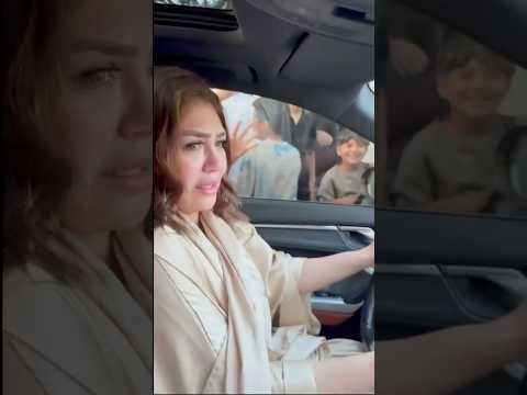 الناس كانت هتكـ سر العربية على هدير عبد الرازق في الشارع الناس كانت هتكـ سر العربية على هدير عبد الرازق في الشارع