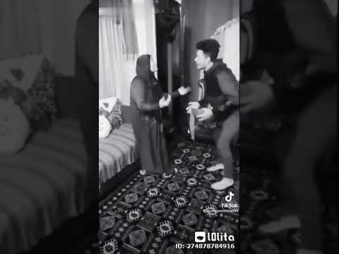 الولد مع امه