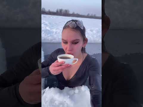 البنت الحلوة تسبح في الجليد