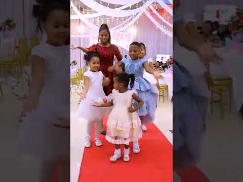 WOOW UTAPENDA HAWA WATOTO WALIVYOMKARIBISHA BI HARUSI UKUMBINI