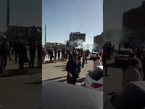 کرمانشاه درگیری مردم با ماموران با شعار بی شرف بی شرف کرمانشاه درگیری مردم با ماموران با شعار بی شرف بی شرف