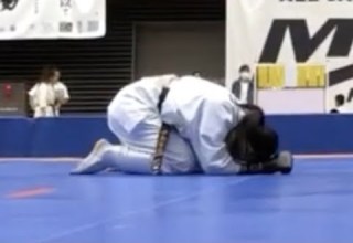 空手試合で女子のローブロー Female Groin Kick