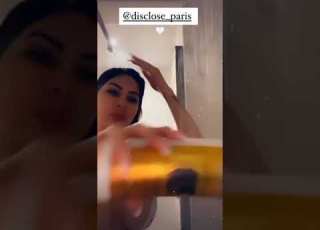   مريم الدباغ وهي تستحم