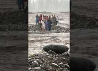 سوات میں سیلاب میں پھنسی ایک فیملی Selab Shortsviral سیلاب Shortsvideo Flood Selab2025