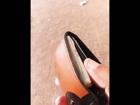 انا لقيت محفظه بيها فلوس اشوفها بتاعه مين واعطيها له شكلها بتاعه واحد غلبان