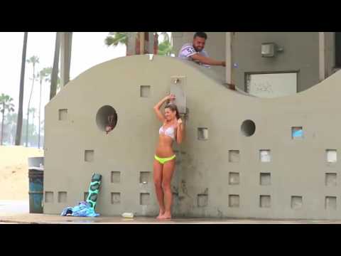 مقلب الشامبو على الشاطئ بمساعدة ظابط الشرطة لايك ليصلك جديد