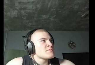 Даня жёстко орет в микрофон