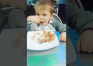  لما طفل أجنبي يأكل كشري When A Fournier Kid Eats Egyptian Koshary
