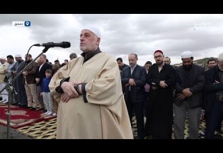 وزير الأوقاف محمد أبو الخير شكري يؤم المصلين في ساحة الجندي المجهول بدمشق