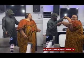 VITUKO VYA MWIJAKU AJIACHIA NA MAMA BONGE WA KARIAKOO WAKICHEZA NYIMBO YA MBOSO