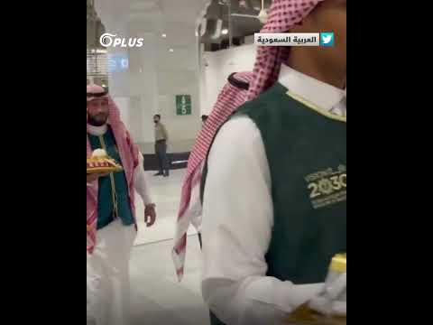 بأجواء الألفة والمحبة توزيع حلوى العيد على المصلين والمعتمرين في الحرم المكي
