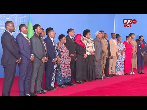 FAMILIA YA MWIGULU NA RAIS SAMIA WAKIPIGA PICHA IKULU CHAMWINO