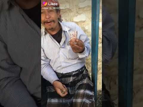 رجال يمني كبير في العمرلكن يتكلم مثل الطفل