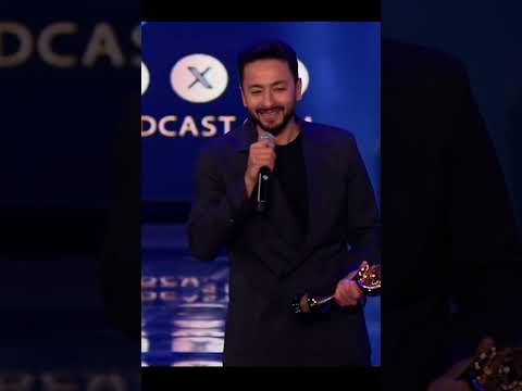 حماده هلال يتسلم الجائزه ويغني لمصطفى كامل