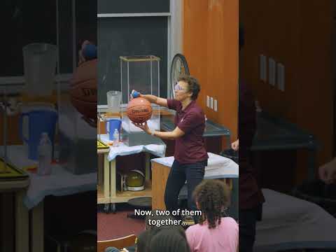 Цей м яч летить ТАК ВИСОКО Але як