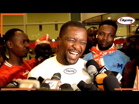 AHMED ALLY AWATOLEA UVIVU YANGA BAADA YA KUTUA NAO AIRPORT HIZI TAMBO ZAKE UTACHEKA SANA