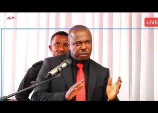 KIMENUKA HECHE AUNGURUMA KIBABE MBELE YA WAZIRI MKUU KWENYE MAZISHI YA MZEE MTEI