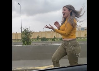 موده الادهم وهي بتجري في الشارع