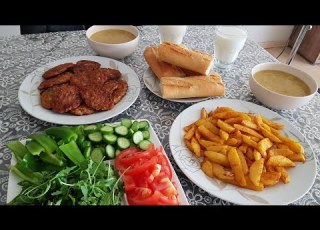  اذا اعزمكم عليه تقبلون شوربة عدس كباب طاوه و بتيته مشويه وشراب لبن
