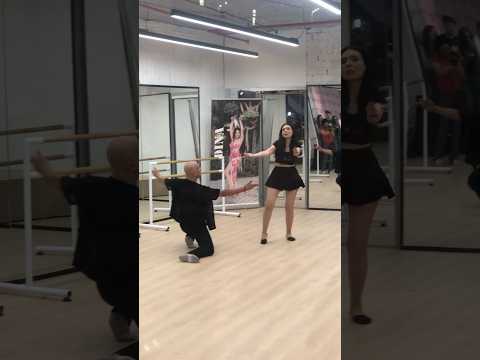 دينا ترقص باستمتاع مع مدرب الراقص الدولي محمد القذافي في افتتاحية اكاديميتها للفنون والغناء والتمثيل