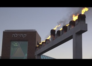 הדלקת חנוכייה טקסית בצד הצפוני של אינדיאנפוליס נלחמת באנטישמיות ברחבי העולם