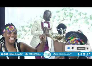 MTOTO WA MIAKA 2 AKIMBIZA WATU AINGIA NA NYOKA UKUMBINI