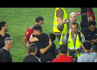  نجوم النادي الاهلي يستقبلون امام عاشور اثناء الاحتفال بدرع الدوري 2023