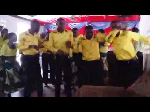 Tazama Hii Kwaya Utaipenda Daima Wanajua Kucheza Mpaka Kuimba MUNGU NI MWEMA