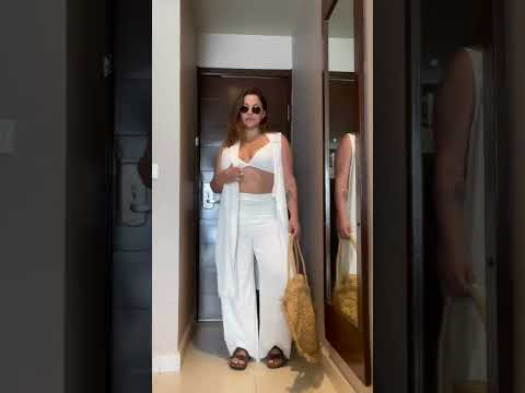 تخلع ملابسها بعد خروجها من الحمام