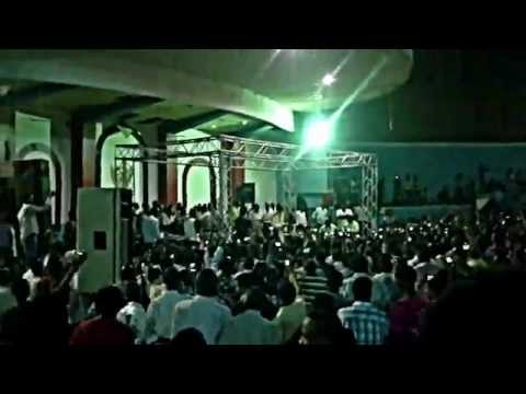 الحوت يتغني و يمتع جمهوره بالناس القيافه