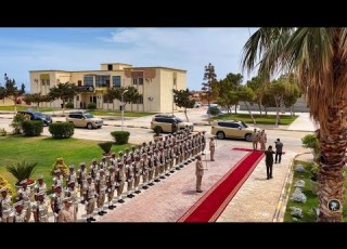  رئيس الأركان العامة الفريق أول ركن خالد حفتر يجتمع بوفد وزارة الدفاع المصرية بالكلية العسكرية