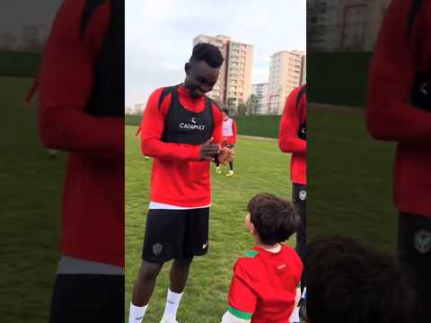 Amedspor Lu Minik Taraftar Adama Traore Ile Buluştu Amedspor Lu Minik Taraftar Adama Traore Ile Buluştu