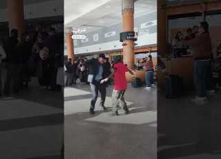  مشجع إفريقي ي مع موظف مغربي على أنغام إيقاعية في لحظة بهجة وفرح عفوية