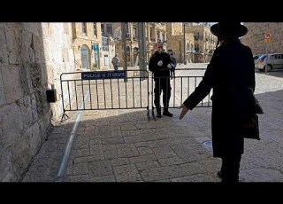 شاهد متدينون يهود يتحدون كورونا والإغلاق والنتيجة تدخل الشرطة وغرامة 1400 دولار