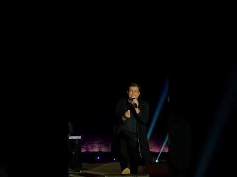 ياسلام عليك يا هضبة وانت رايق كده عمرو دياب واهى مره وعدت