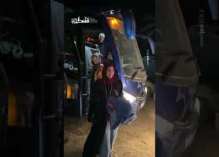 لحظة عودة المسافرين من مصر عبر معبر رفح البري إلى قطاع غزة الليلة الماضية