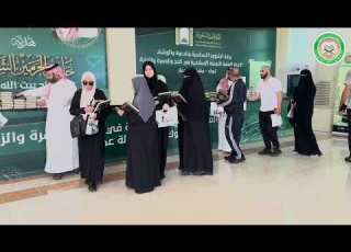  توزيع هدية خادم الحرمين الشريفين من القرآن الكريم من إصدارات المجمع على حجاج بيت الله الحرام