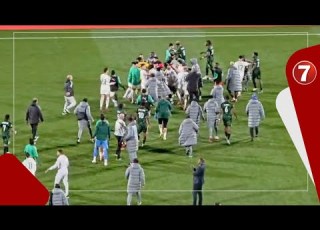 شجار وتشابك بالأيدي بين لاعبي المنتخب الجزائري والمنتخب اليري بعد نهاية المباراة