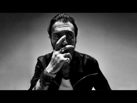 امير عيد متكتف مهموم بدون موسيقى