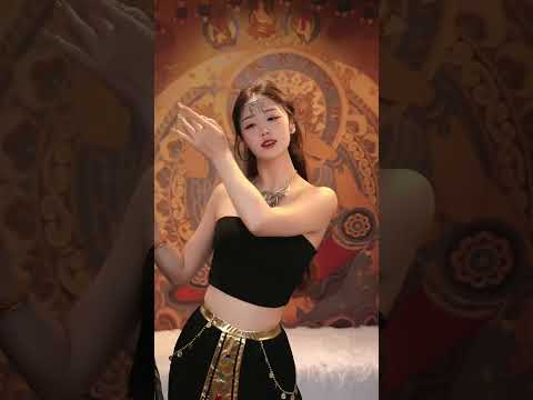 ホットガールのTikTokダンス みんな注目 彼女のダンスは流れる光のように美しい セクシーなダンサーが超ホットなリズムに挑戦