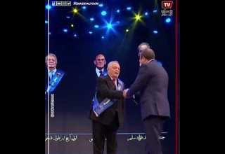 تسمحولي الرئيس السيسي يؤدي التحية العسكرية لـ 6 من أبطال أكتوبر