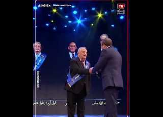 تسمحولي الرئيس السيسي يؤدي التحية العسكرية لـ 6 من أبطال أكتوبر